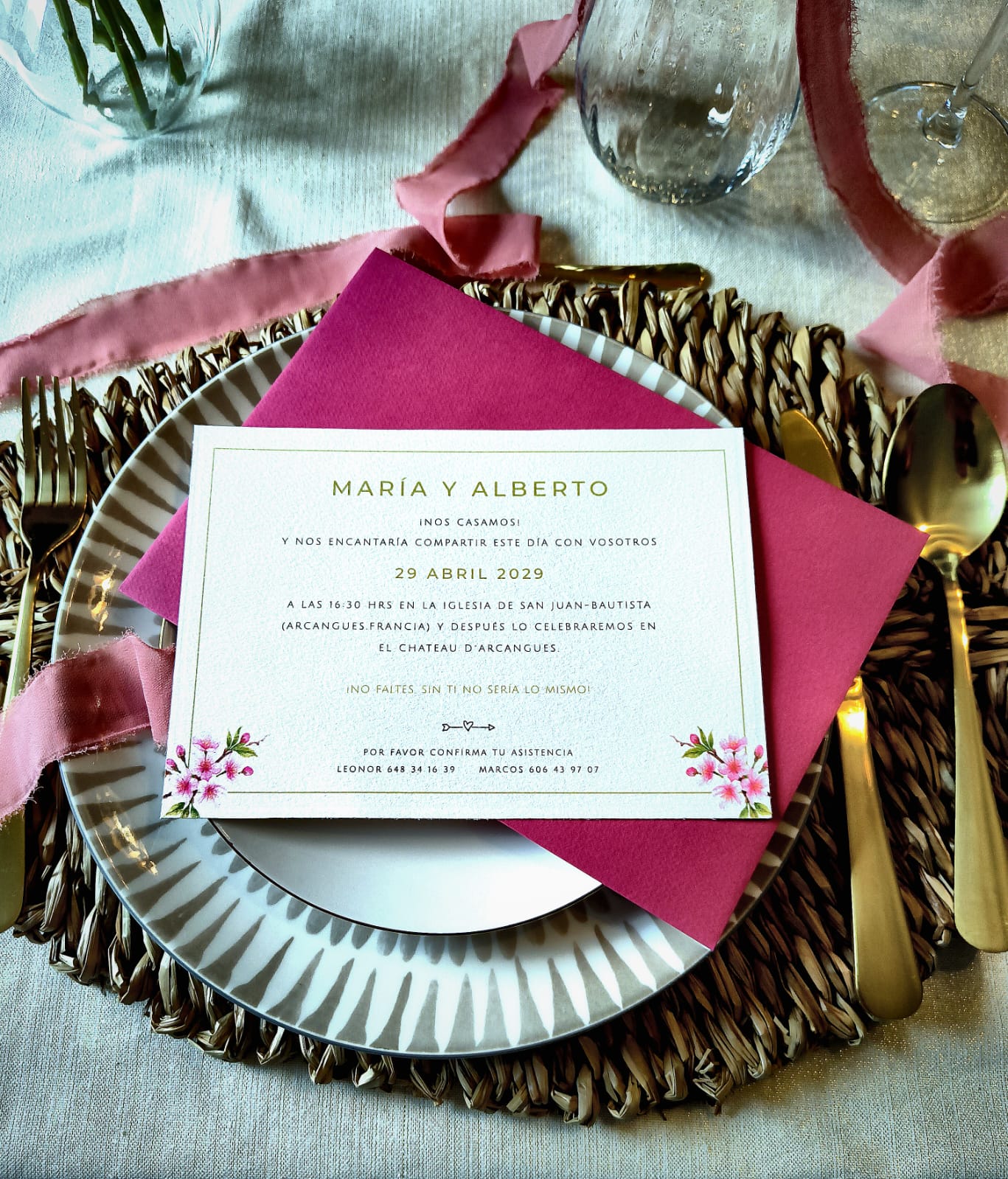 Invitación de boda de la colección Vera sobre plato y sobre fucsia