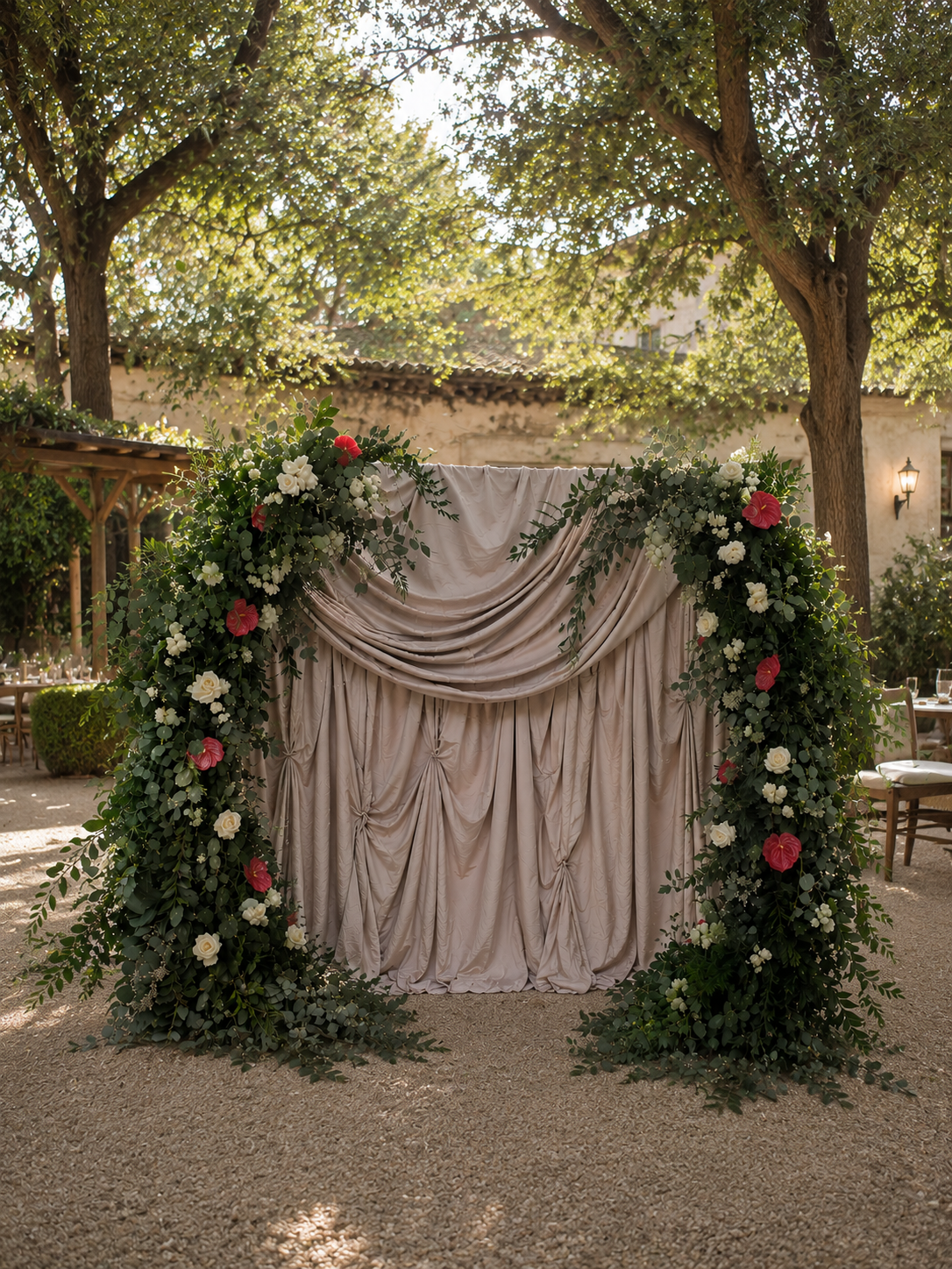 Altar de ceremonia decorado con flores y cortinaje