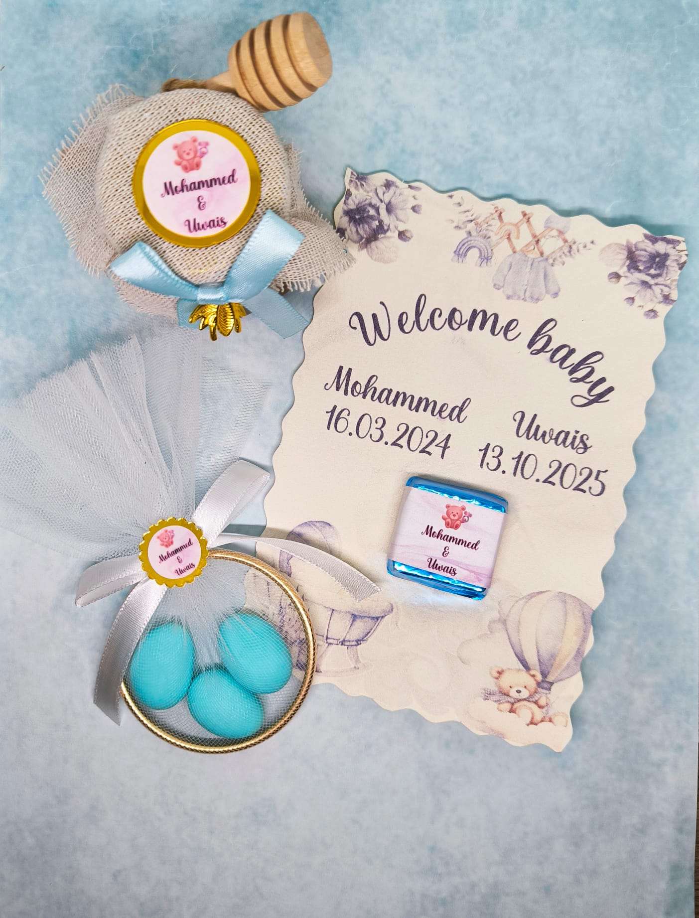 Detalle de bautizo con miel, peladillas y tarjeta Welcome baby